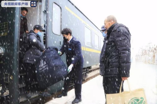 东北多地遭遇雨雪冰冻灾害 171列电力机车 动车组除冰车开展接触网除冰